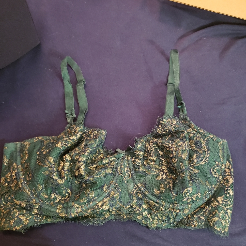 Victoria Secret lace lightly lined bra